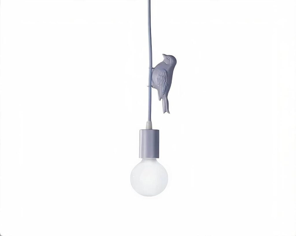 Suspension nordique et filaire avec oiseau sur fond blanc