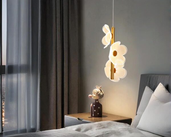 Suspension nordique et luxueuse au design floral dans une pièce grise