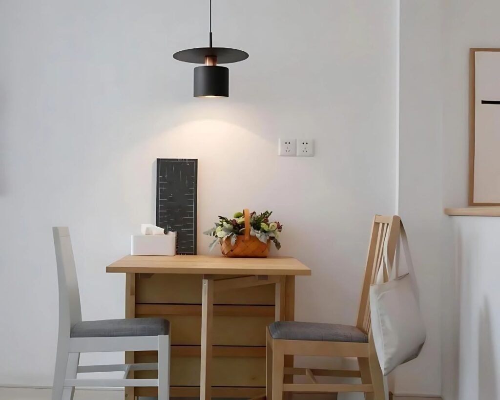 Suspension nordique moderne au design créatif dans une pièce