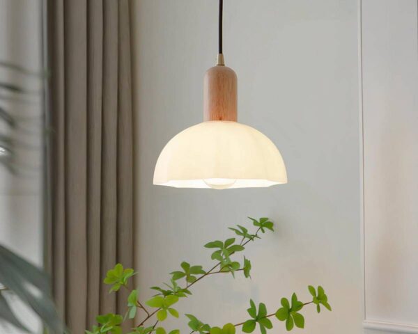 Suspension blancge et en bois dans une pièce intérieur avec un rideau et une plante verte