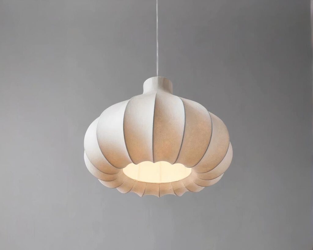 Suspension nordique en soie sur fond gris