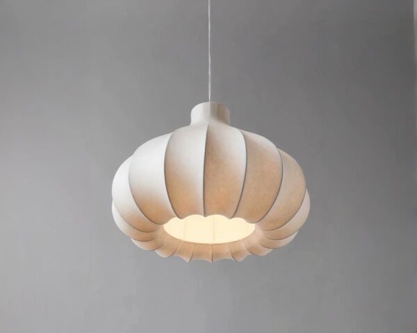 Suspension nordique en soie sur fond gris