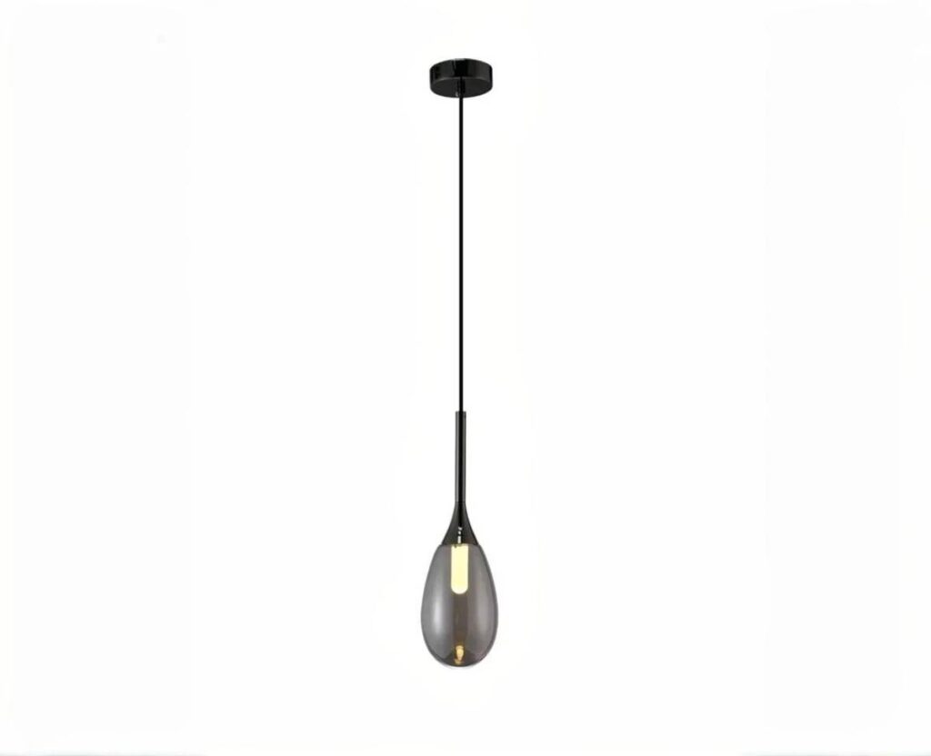 Suspension nordique en verre gris fumé ressemblant à une goutte sur fond blanc.