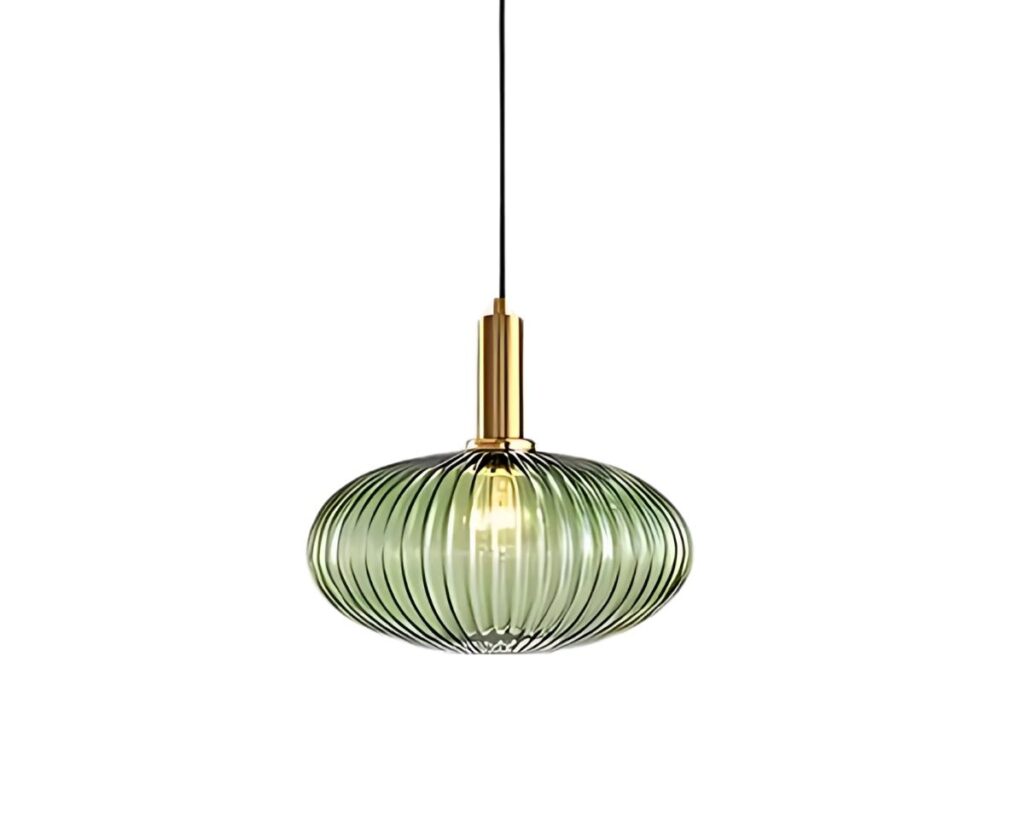Suspension nordique verte au design épuré sur fond blanc