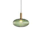 Suspension nordique verte au design épuré sur fond blanc