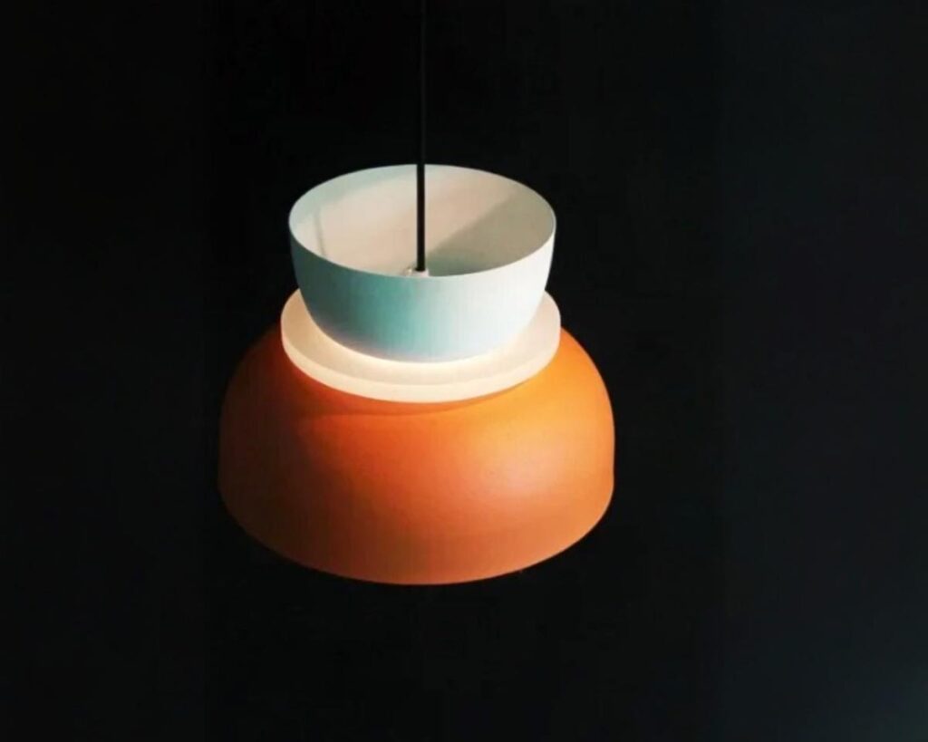 Suspension orange et bleue au design épuré sur fond noir