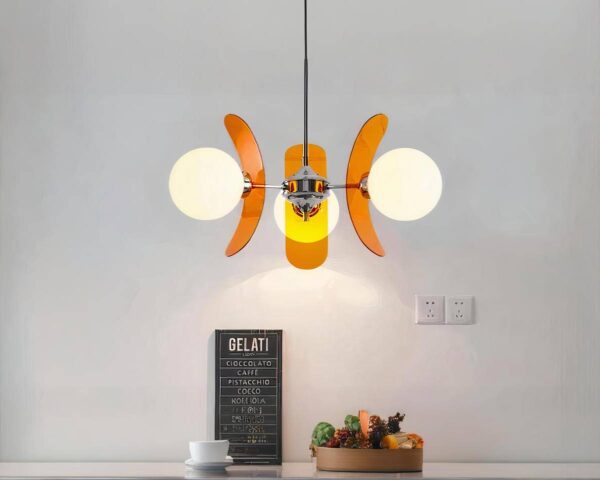 Suspension orange et créative à trois têtes sur fond gris