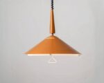 Suspension orange et moderne en métal sur fond gris
