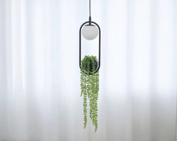 Suspension plante au design nordique sur fond de rideaux
