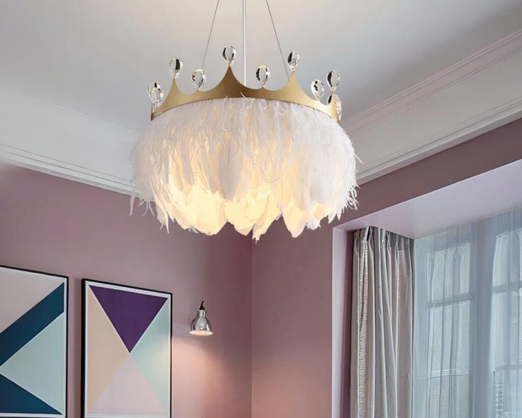 Suspension plume avec couronne dans une chambre aux murs roses.