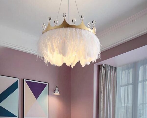 Suspension plume avec couronne dans une chambre aux murs roses.
