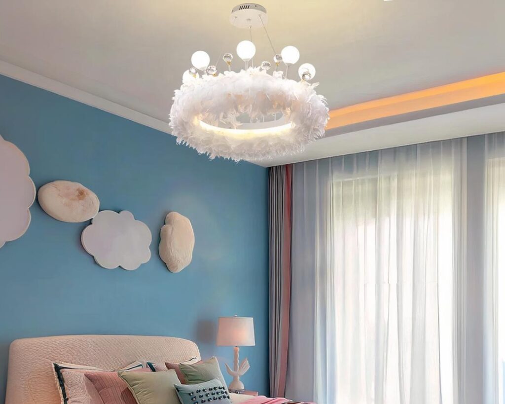 Suspension plume en forme de couronne dans une chambre.