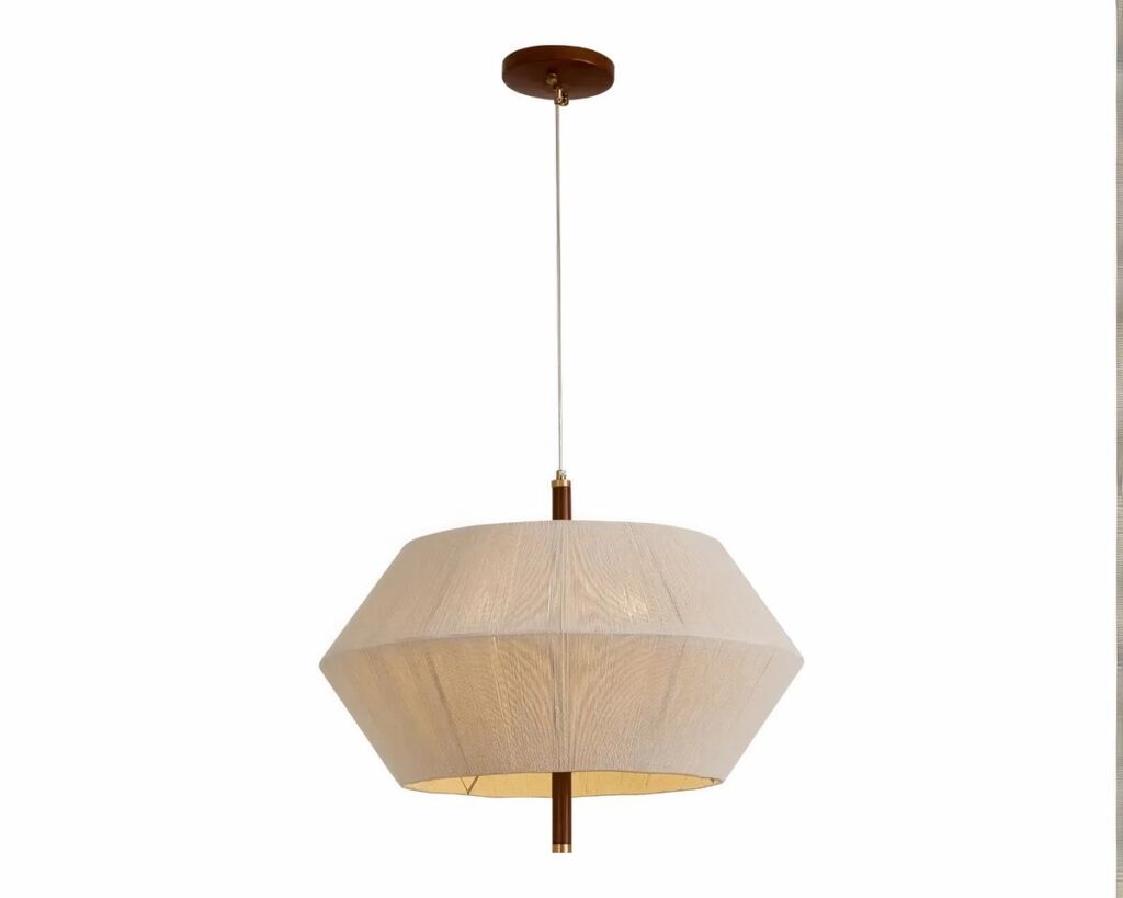 Suspension rétro forme géométrique, allumée, suspendue et avec bâtonnet en bois au milieu. Suspension de couleur beige. Fond blanc.