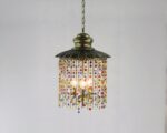 Suspension rétro avec perles de cristal multicolores sur fond gris