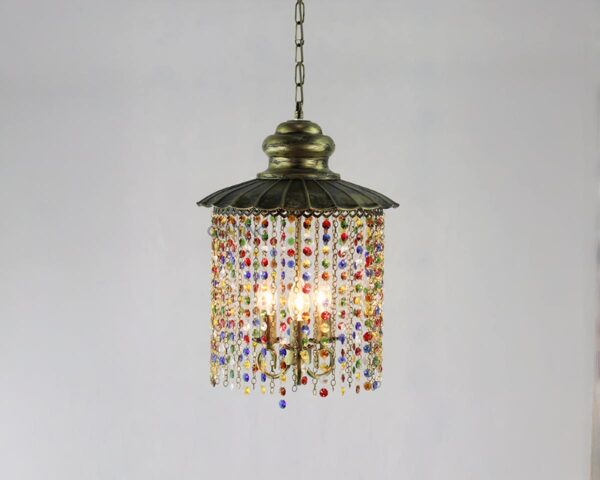 Suspension rétro avec perles de cristal multicolores sur fond gris