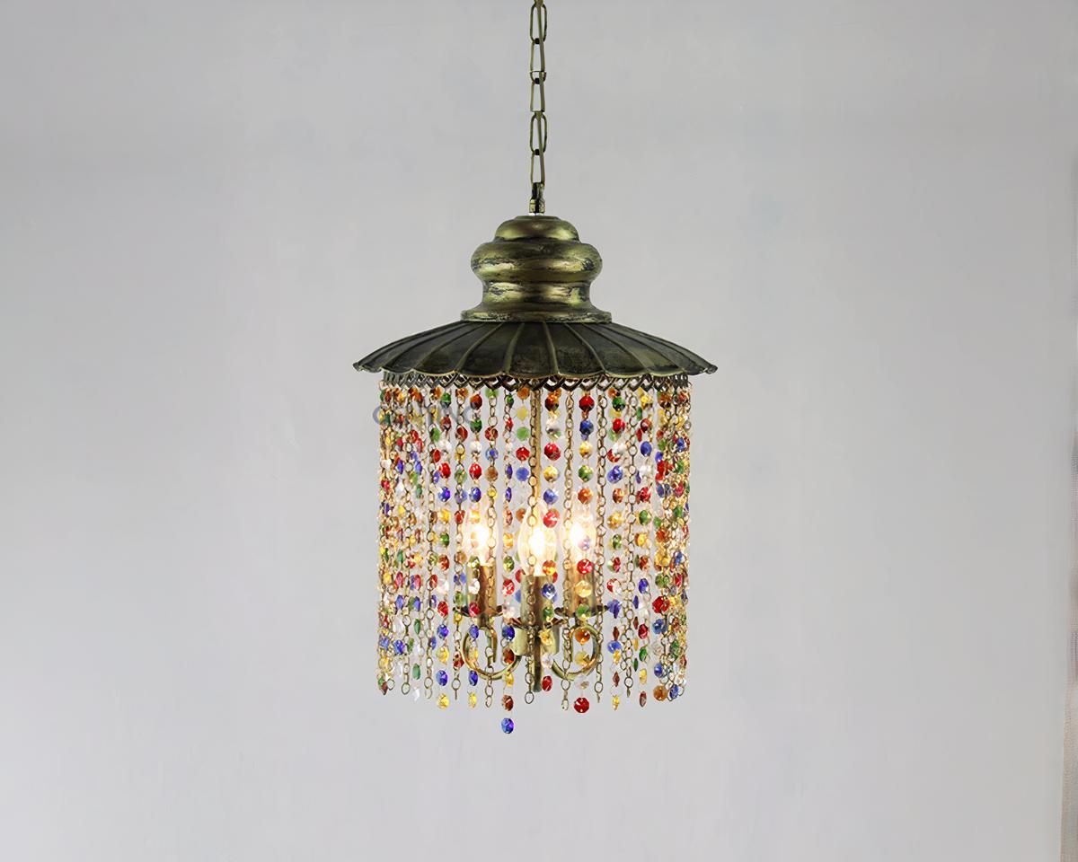 Suspension rétro avec perles de cristal multicolores sur fond gris