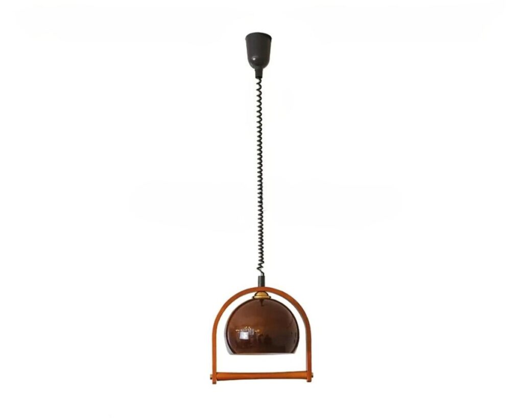 Suspension rétro en verre marron, suspendue et sur fond blanc.