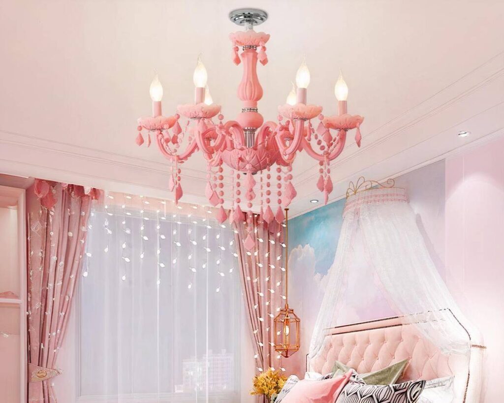 Suspension rose ambiance baroque, suspendue, allumée dans une chambre rose.