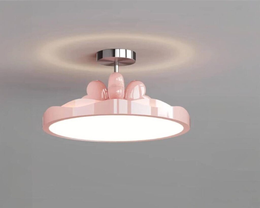 Suspension rose avec cœur, suspendue et allumée, sur fond gris.