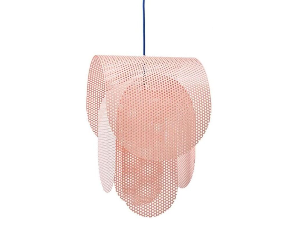 Suspension rose design artistique, suspendue. Fond blanc.