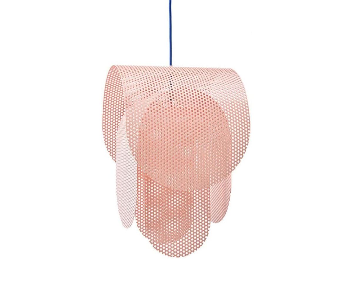 Suspension rose design artistique, suspendue. Fond blanc.