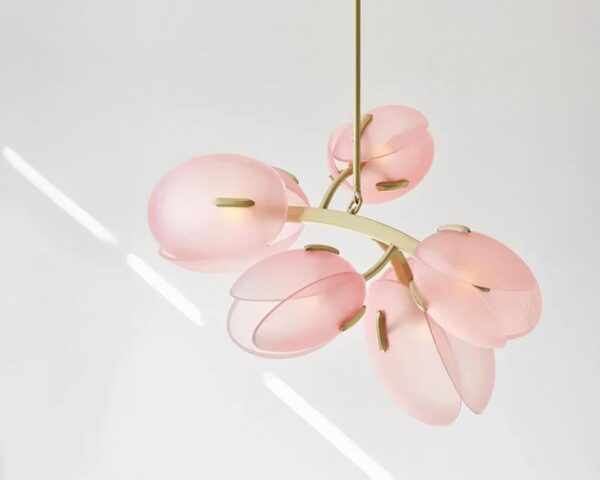 Suspension rose en forme de tulipe, suspendue. Fond beige clair.