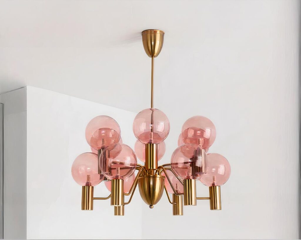 Suspension rose globe en verre, suspendue et sur fond blanc.