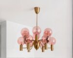 Suspension rose globe en verre, suspendue et sur fond blanc.