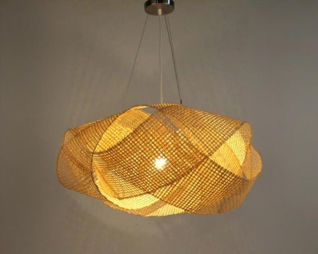 Suspension rotin design bohème et lumineux, de couleur marron, suspendue et allumée.