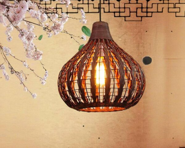 Suspension rotin marron de style asiatique sur fond beige
