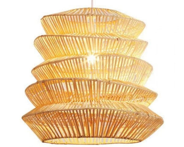 Suspension rotin style accordéon, allumée et suspendue sur fond blanc.