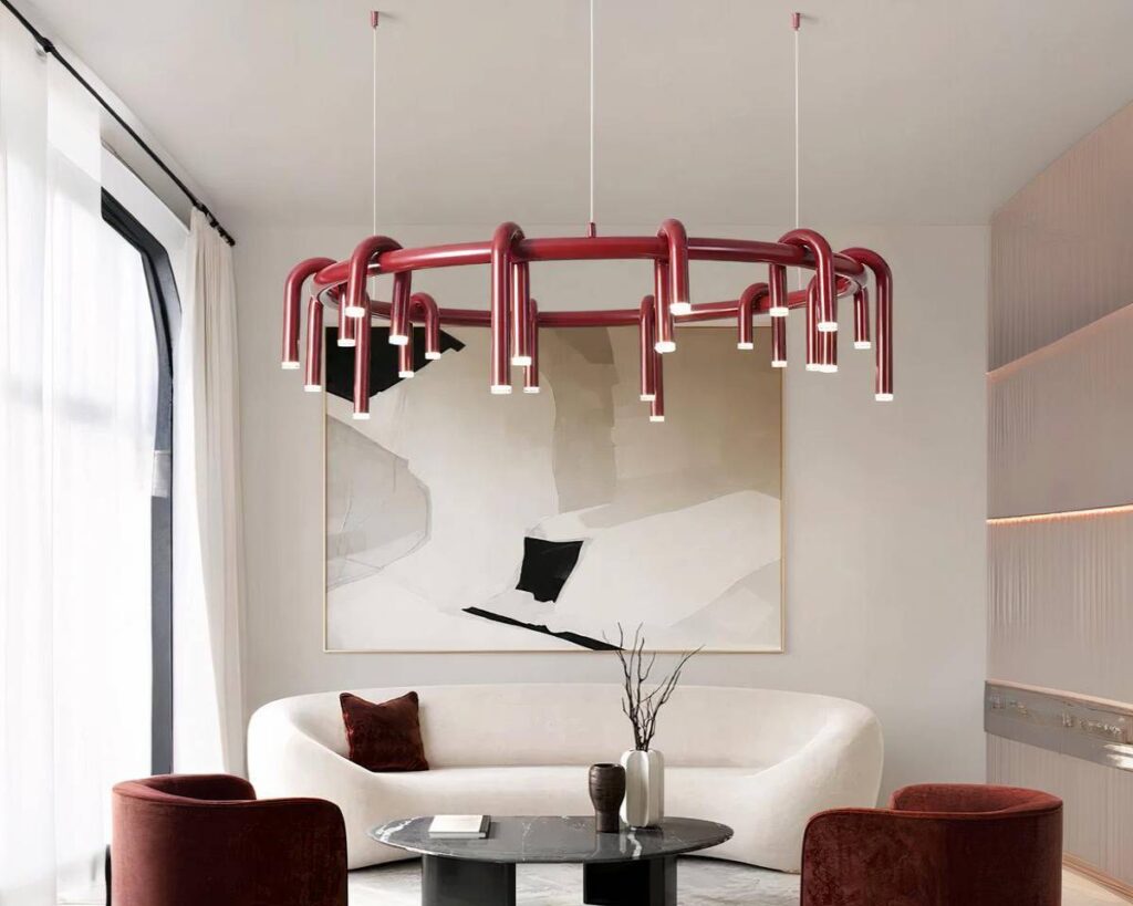 Suspension rouge multiple en forme de U dans une pièce