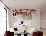 Suspension rouge multiple en forme de U dans une pièce