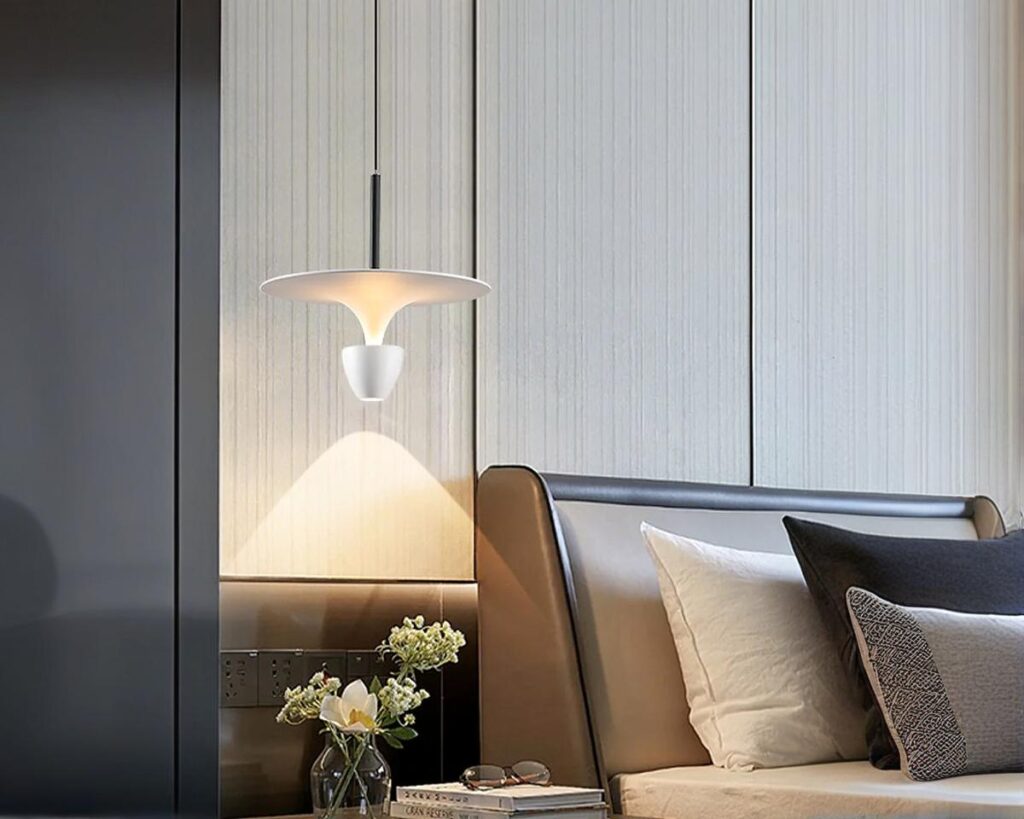 Suspension scandinave blanche et originale dans une chambre