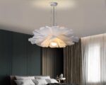 Suspension scandinave en forme de fleur dans une pièce
