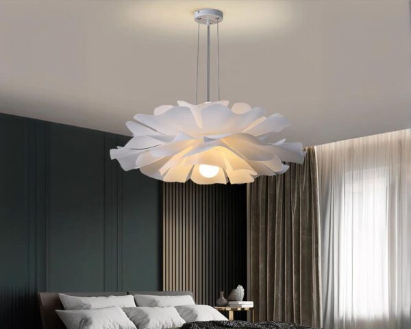 Suspension scandinave en forme de fleur dans une pièce