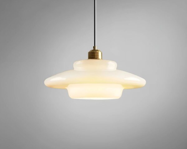Suspension scandinave et vintage en verre sur fond gris