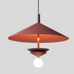Suspension terracotta design et moderne sur fond gris.
