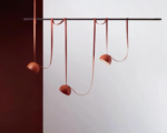 Suspension terracotta moderne à trois têtes sur fond gris