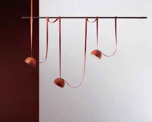 Suspension terracotta moderne à trois têtes sur fond gris
