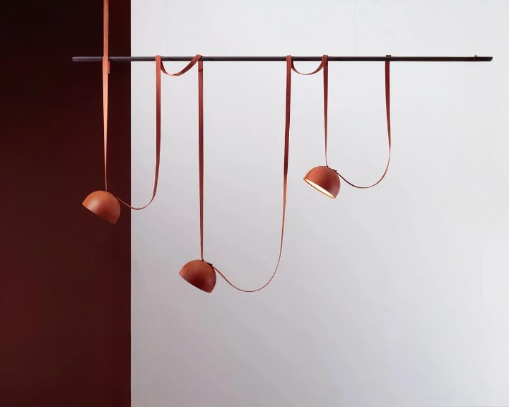 Suspension terracotta moderne à trois têtes sur fond gris