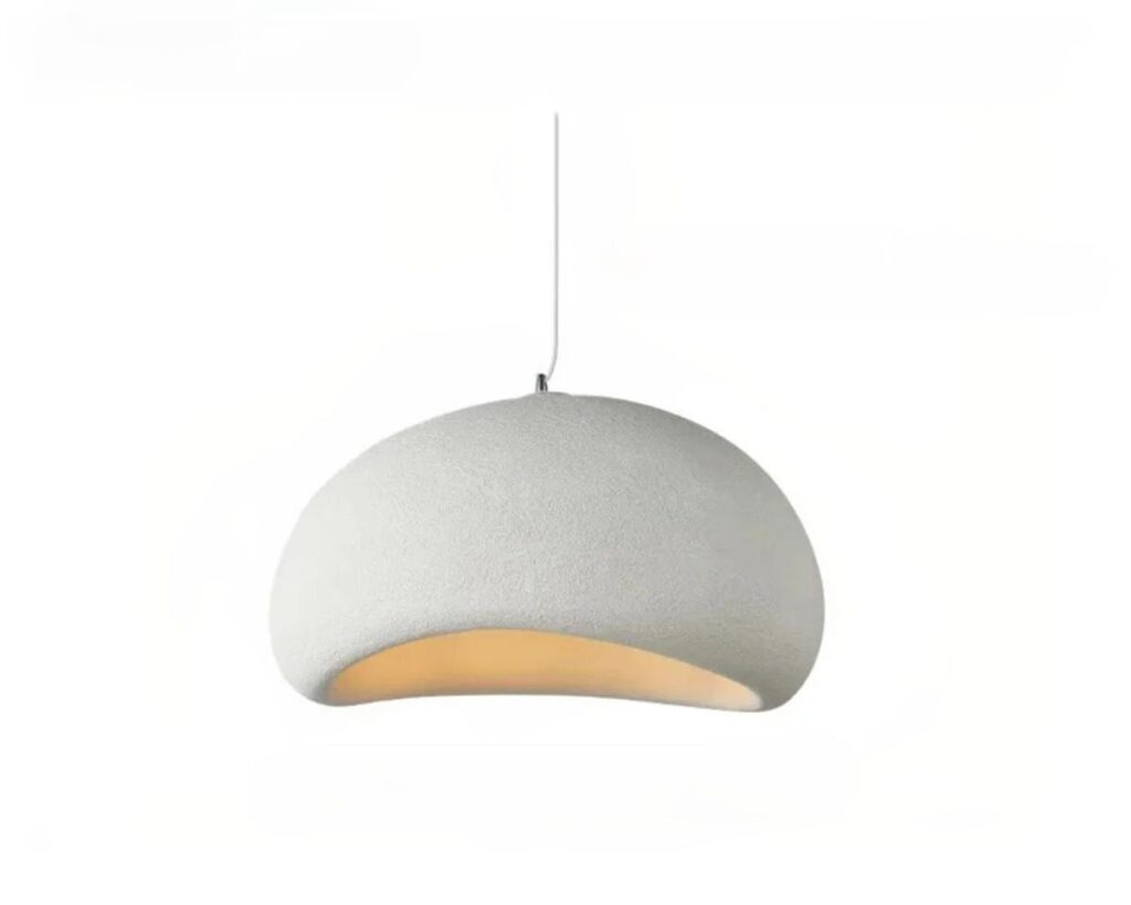 Suspension terre cuite en forme de champignon sur fond blanc