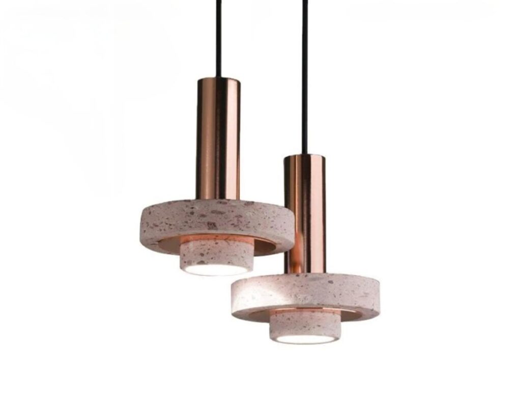 Suspension terre cuite rose au design terrazzo  sur fond blanc