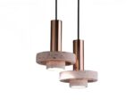 Suspension terre cuite rose au design terrazzo  sur fond blanc
