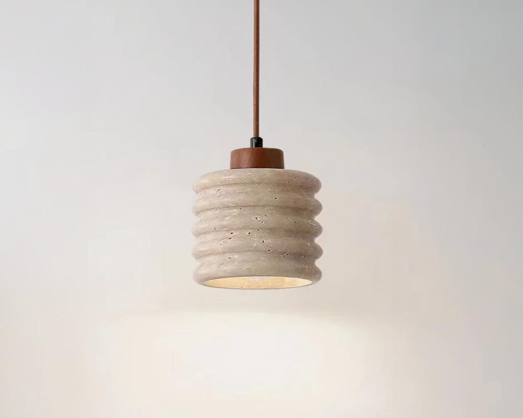 Suspension terre cuite et travertin de style rustique sur fond gris.