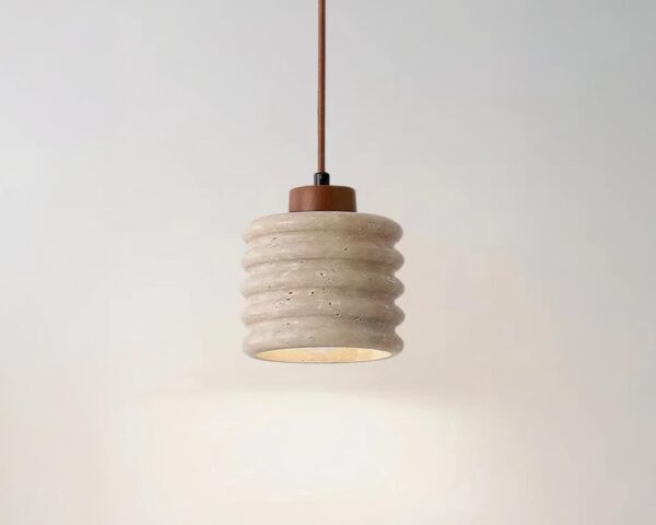 Suspension terre cuite et travertin de style rustique sur fond gris.