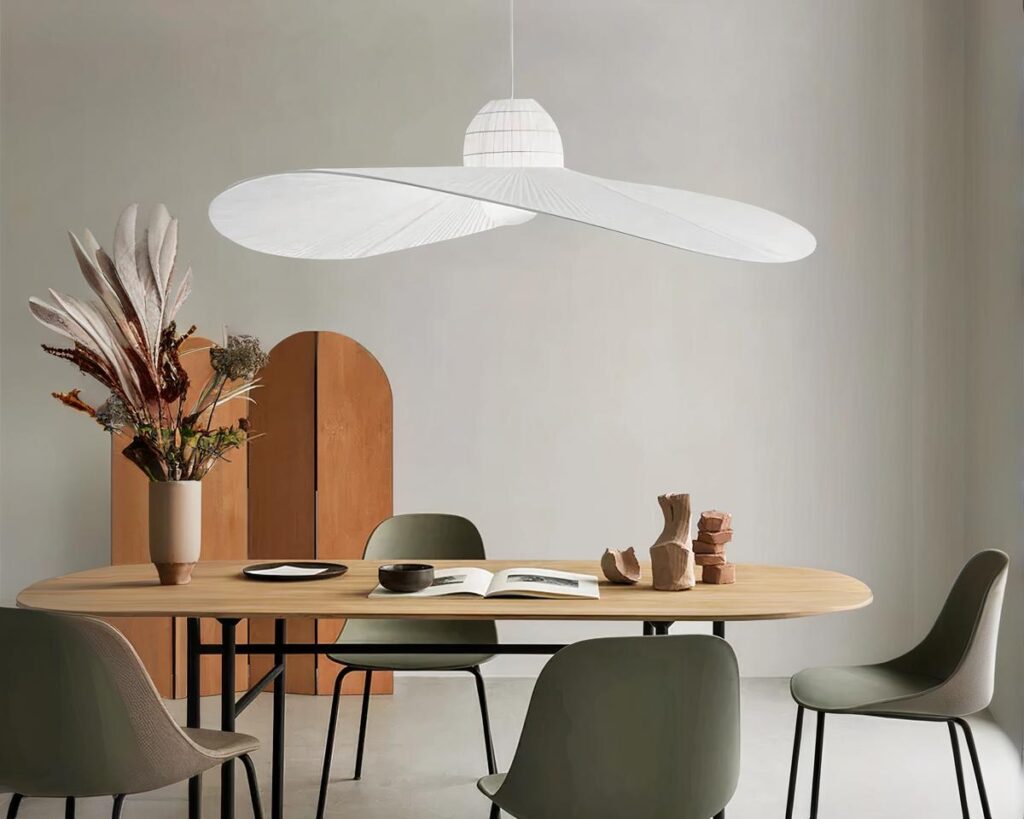 Suspension tissu design en forme de chapeau dans une pièce