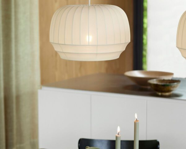 Suspension tissu design minimaliste blanc, suspendue et allumée dans une cuisine.