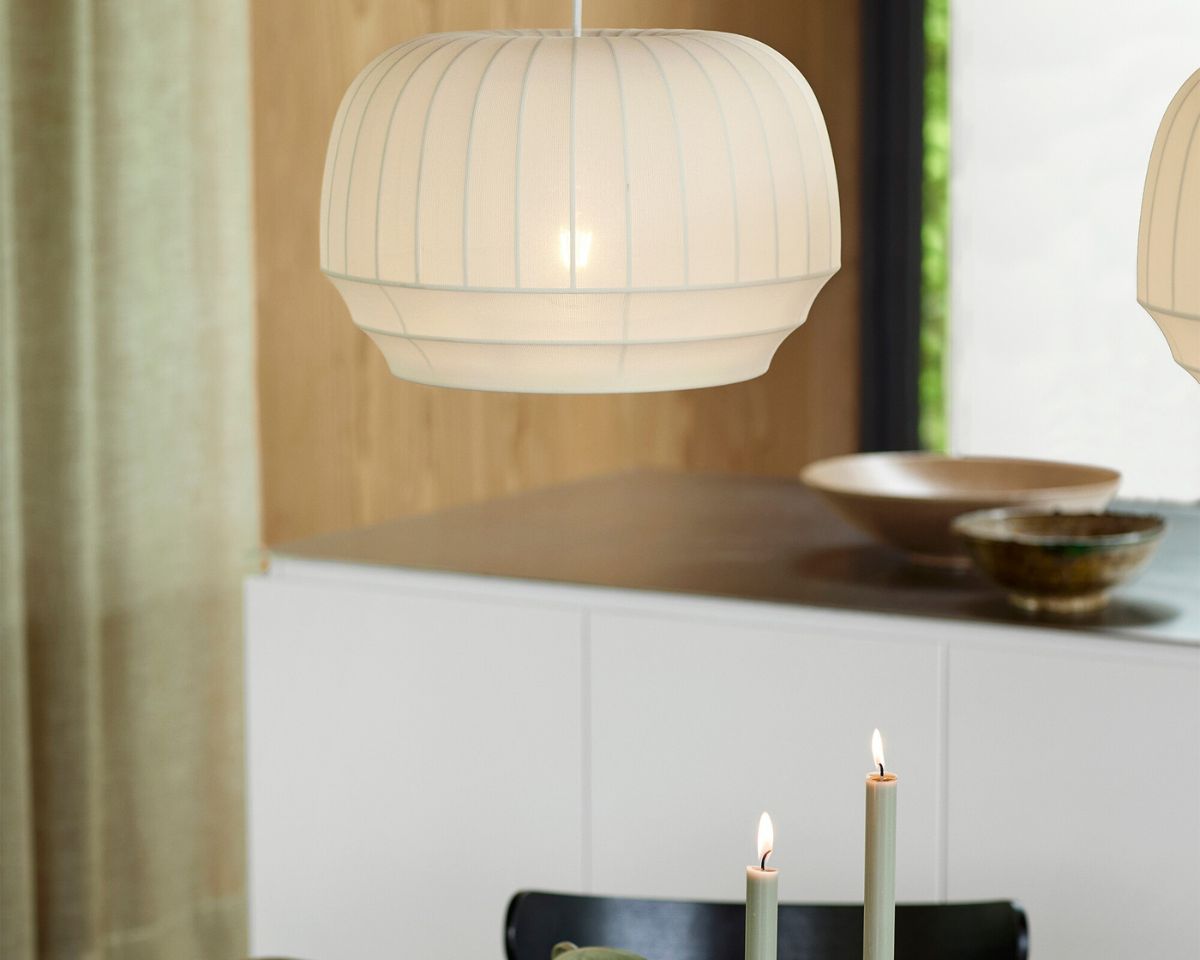 Suspension tissu design minimaliste blanc, suspendue et allumée dans une cuisine.