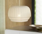 Suspension tissu design minimaliste blanc, suspendue et allumée dans une cuisine.